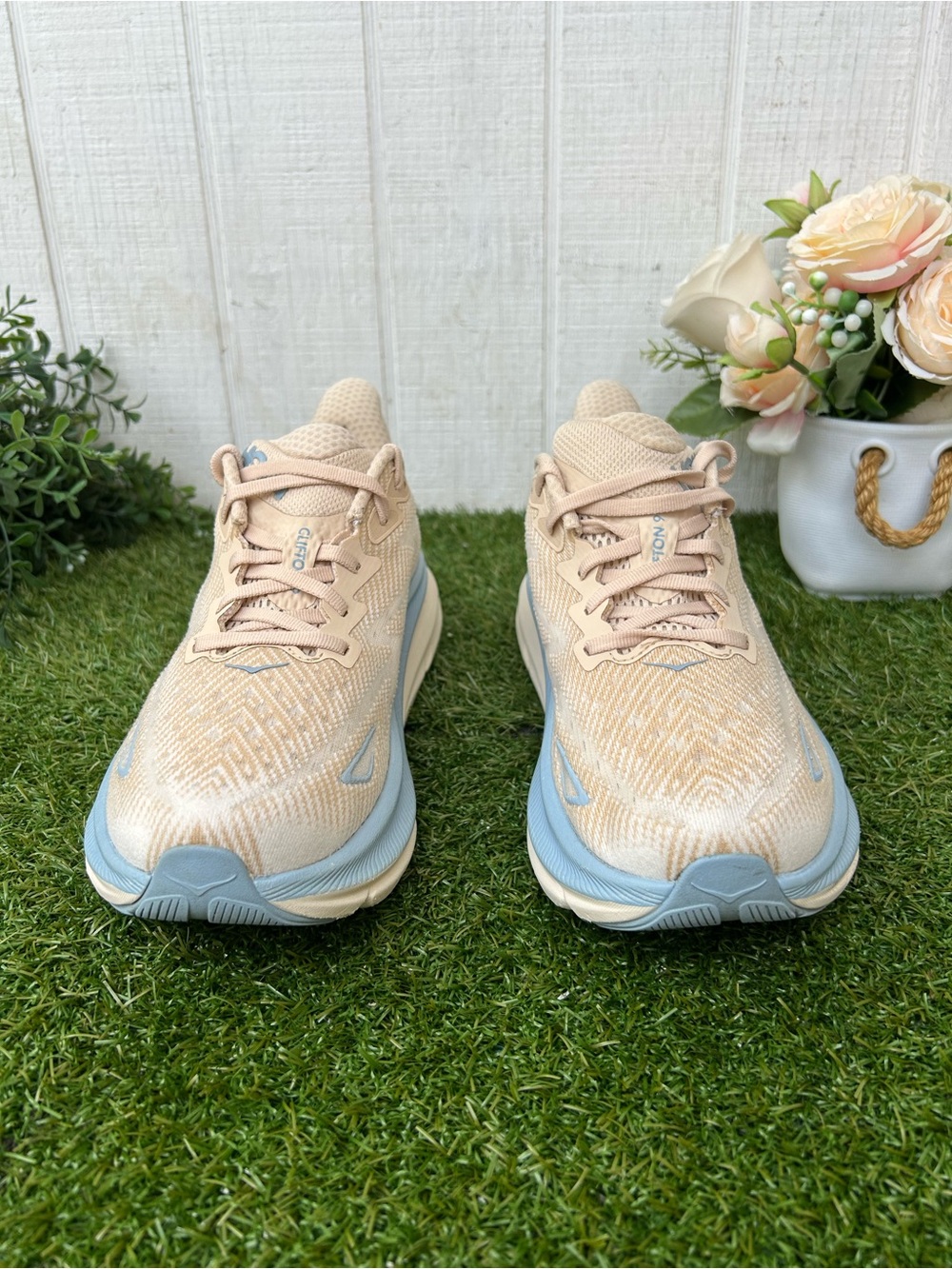 HOKA Clifton 9 women | EVERYDAY RUNNING
size 8 gently used Color: Oak / Alabaste - Picture 7 of 16